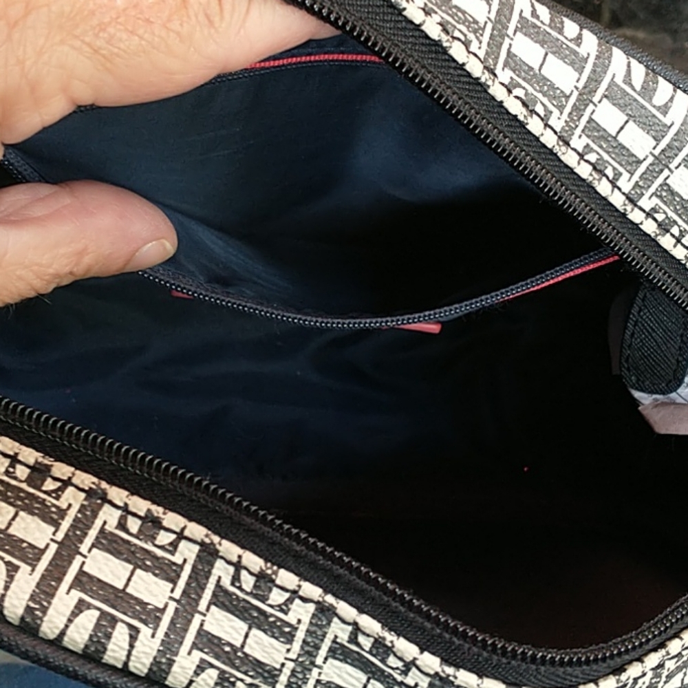 Tommy Hilfiger Crossbody Monogram Bag - Picture 6 of 10